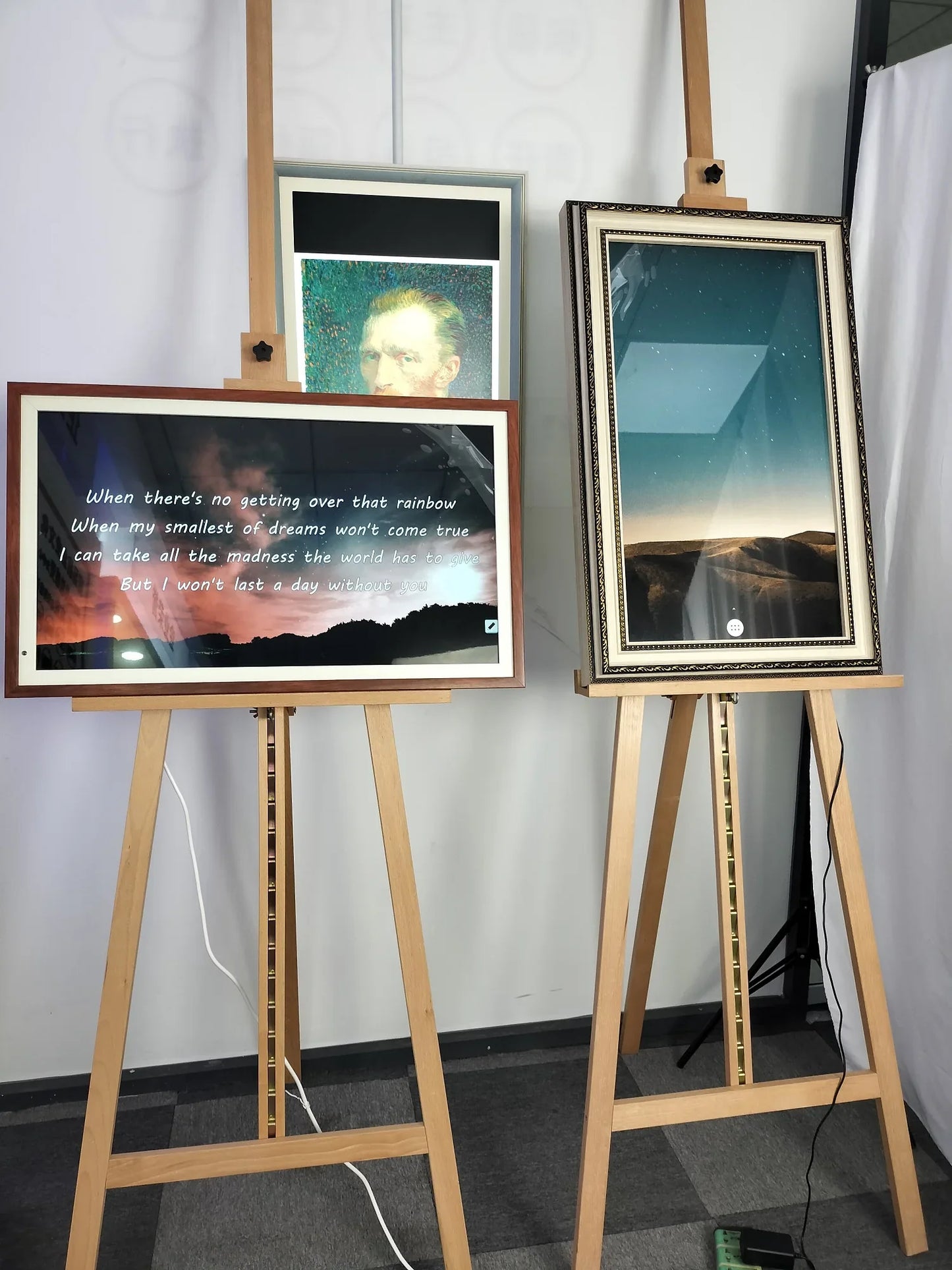 Smart Home Tech 32-inch Cloud Digital Art Frame with Wi-Fi